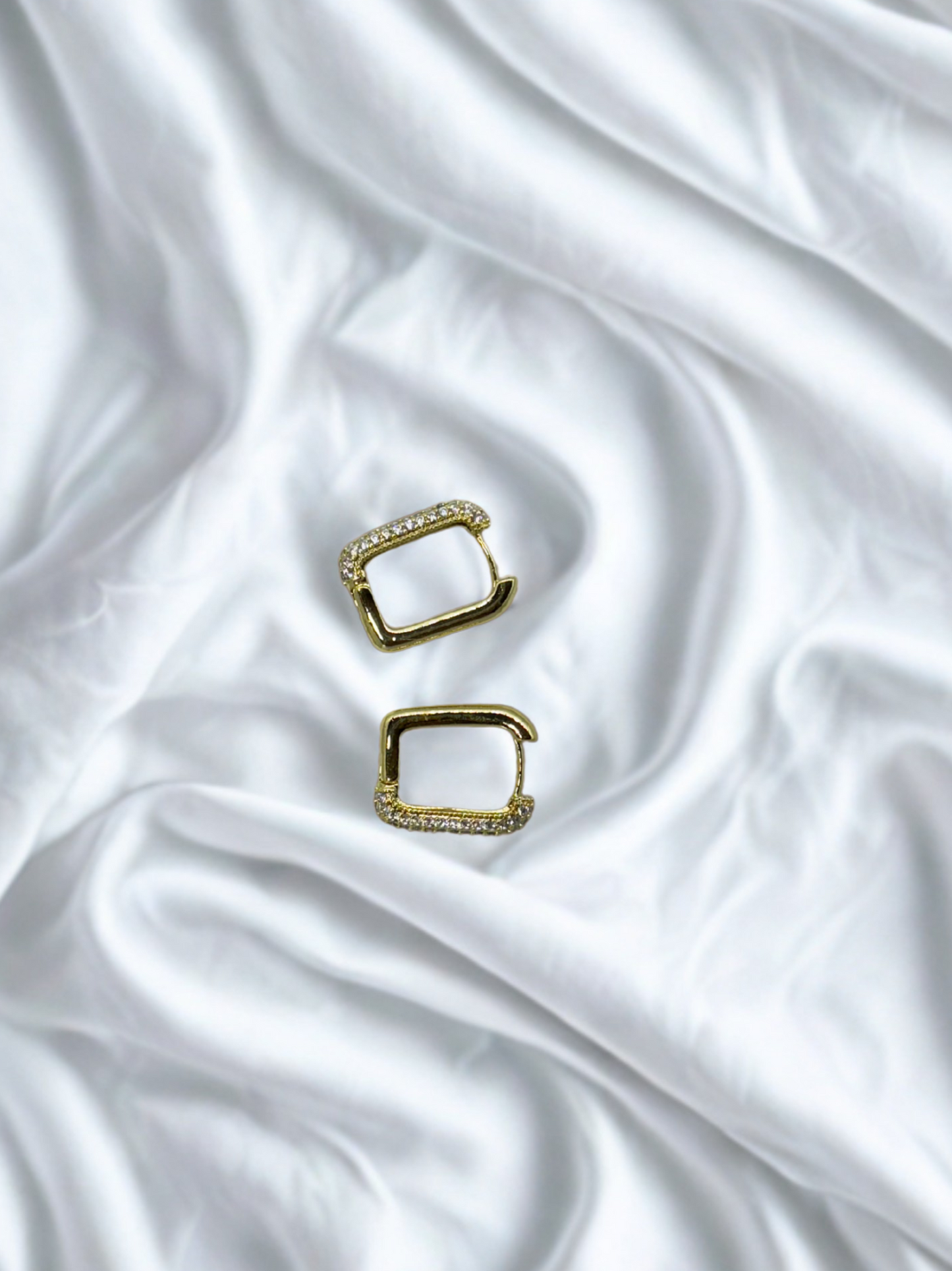 GleamSquare Huggie Hoops